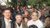 贵州维权人士在人民广场，陈西为右二穿白衣者