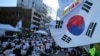 Sejumlah demonstran turun ke jalan di Seoul, Korea Selatan, menyerukan Mahkamah Konstitusi untuk memberhentikan Presiden Yoon Suk Yeol dalam aksi yang digelar pada 15 Desember 2024. (Foto: AP/Lee Jin-man)