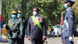 Umongameli Emmerson Mnangagwa ngelanga leDefence Forces Day(Umfanekiso siwuphiwe ngabogatsha lukahulumende olubona ngokwethulwa kwemibiko)