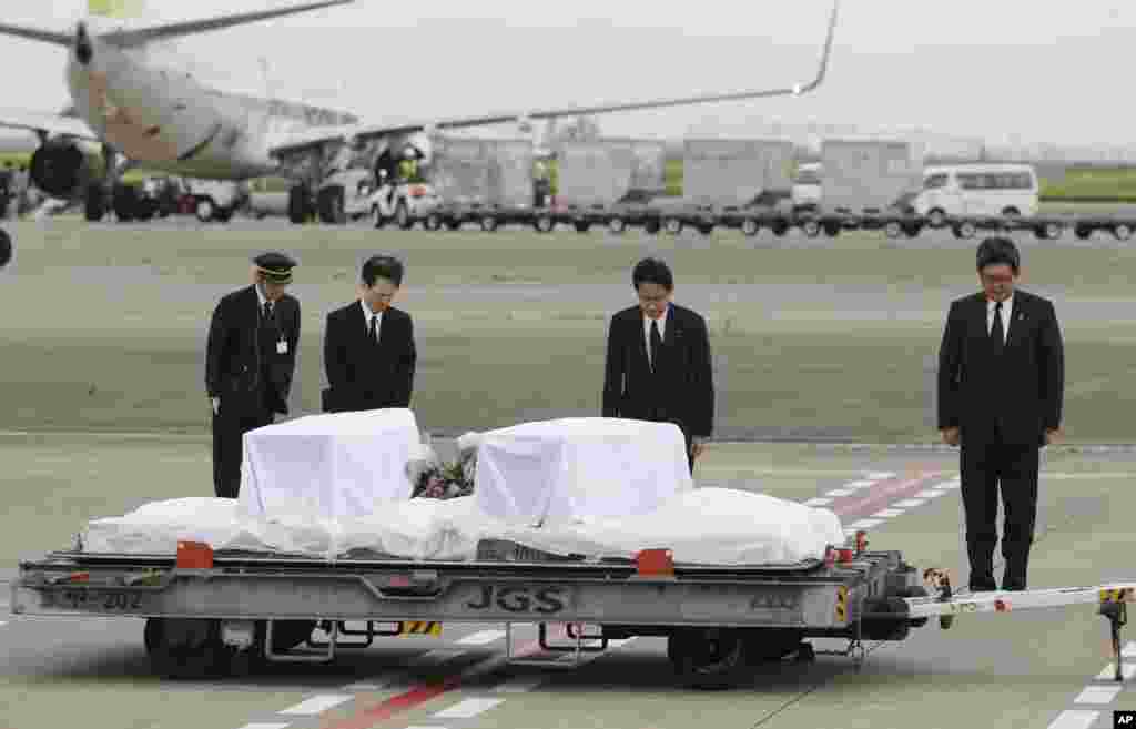 Menlu Jepang Fumio Kishida (kedua dari kanan) di bandara Haneda, Tokyo, memberikan penghormatian terhadap jenazah warga Jepang yang menjadi korban serangan atas restoran di Dhaka, Bangladesh.
