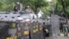Pengamanan aparat Kepolisian dalam mengantisipasi aksi massa di depan Gedung Mahkamah Konstitusi. (VOA/Andylala Waluyo)