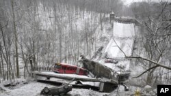 Autobus na srušenom mostu u Pitsburgu (Foto: AP/Gene J. Puskar)