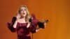 Bintang pop asal Inggris, Adele, menerima penghargaan untuk kategori Penampilan Pop Solo Terbaik lewat lagu "Easy On Me" dalam ajang Grammy ke-65 yang digelar di Los Angeles, pada 5 Februari 2023. (Foto: Reuters/Mario Anzuoni)