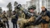 Службовець Територіальної оборони України з легкою протитанковою ракетою західного виробництва
