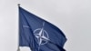 Arxiv fotosu - Şimali Atlantika Müqaviləsi Təşkilatı - NATO-nun Brüsseldəki qərargahı qarşısında NATO bayrağı dalğalanır, 16 noyabr 2022.