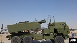 Архівне фото: система залпового вогню HIMARS, виставка зброї, 2021 рік, Дубаї. В США оголосили про поставку 4 таких ракетних систем Україні до кінця місяця (Photo Джузеппе Какаче / AFP) 
