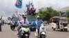 សកម្មជននិងអ្នកគាំទ្រចូលរួមហែក្បួនចុង​ក្រោយ​នៃ​យុទ្ធ​នាការ​ឃោសនាបោះឆ្នោត​ឃុំសង្កាត់ ​របស់​គណបក្ស​ប្រជា​ជន​កម្ពុជា ​នៅ​ក្នុង​ក្រុង​សៀម​រាប នៅ​ថ្ងៃទី០៣ ខែមិថុនា ឆ្នាំ ២០២២។ (លាស់ លីបលីប​/​វីអូអេ) 