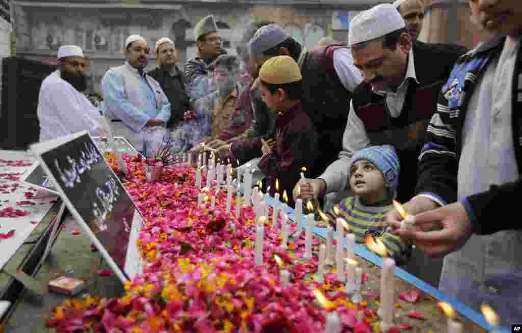 Indian Muslims pay tribute to Indian soldiers killed in the recent Pathankot air base attack, outside a mosque in New Delhi, India.