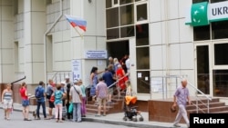 Rossiya pasportini olish uchun navbatda turgan xersonliklar