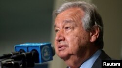 联合国秘书长古特雷斯在联合国在纽约开会审议《不扩散核武器条约》之前与媒体交谈。(2022年8月1日)