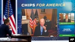 Presidenti Biden duke folur sot gjatë takimit virtual (25 korrik 2022)