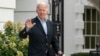 Predsjednik Joe Biden maše dok hoda da se ukrca na Marine One na južnom travnjaku Bijele kuće u Washingtonu, 7. avgusta 2022.