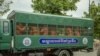 រូបឯកសារ៖ រថយន្តពន្ធនាគា​រ​ដឹក​អ្នក​ទោស​នៅ​ក្បែរមន្ទីរតុលាការកំពូលក្នុងក្រុងភ្នំពេញ កាលពីថ្ងៃទី២២ ខែសីហា ឆ្នាំ២០១៨។ (ទី អូលីស្សា/វីអូអេ) 