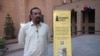 د ځوانانو ډله چې پر کتابونو بحث کوي