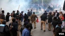 مظاہرین پر پولیس کے لاٹھی چارج سے متعدد مظاہرین زخمی ہوگئے۔ 