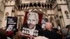 Demonstranti se okupljaju nakon što je Stella Assange, supruga osnivača Wikileaksa Juliana Assangea, govorila ispred Kraljevskog suda pravde u Londonu 26. marta 2024. 
