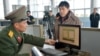 지난 1월 개성공단 전자출입체계(RFID) 시스템이 본격적인 시범 가동에 들어간 가운데 북측 출입사무소의 직원이 전자시스템을 이용해 개성공단 출입 심사를 하고 있다.