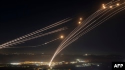 Livanın cənubundan atılan raketlər İsrail qüvvələri ilə Livanda Hizbullah militantları arasında davam edən sərhəd toqquşmaları fonunda İsrailin Dəmir Qübbə hava hücumundan müdafiə sistemi tərəfindən İsrailin şimalında Yuxarı Qalileya bölgəsi üzərində ələ keçirilib, 4 avqust 2024.
