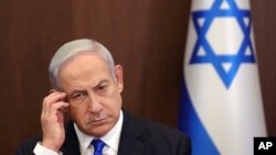 Perdana Menteri Israel Benjamin Netanyahu menghadiri rapat kabinet mingguan di Yerusalem, 25 Juni 2023. Netanyahu akan menjalani operasi prostat pada Minggu, 29 Desember 2024. (Foto: Abir Sultan/Pool Photo via AP)