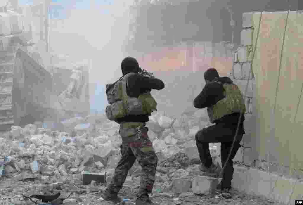 Iraqi forces secure an area in Ramadi, the capital of Iraq&#39;s Anbar province, after retaking the city from Islamic State (IS) group jihadists.