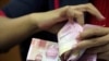 
Survei yang dilakukan LSI pada 11-14 Desember 2020 menunjukkan masih ditemukan politik uang di Pilkada serentak tersebut. (Foto: Reuters/Beawiharta)