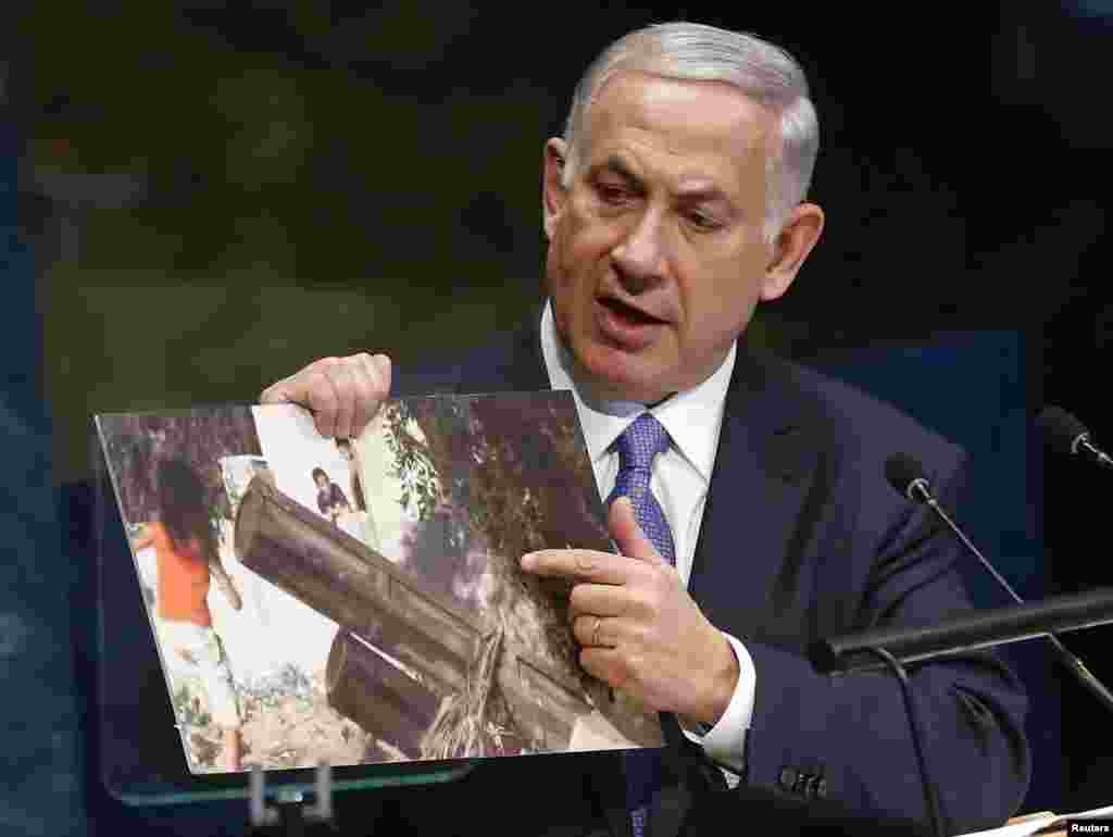 İsrail Baş naziri Benyamin Netanyahu BMT Baş Assambleyasının 69-cu yığıncağında çıxış edərkən fotoya istinad edir.&nbsp; Nyu York, 29 sentyabr, 2014.&nbsp; 