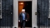 ARHIVA - Britanski premijer Boris Džonson ispred Dauning strita u Londonu (Foto: REUTERS/Toby Melville)