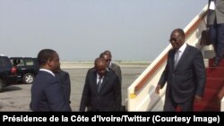 Le président ivoirien Alassane Ouattara descend de l’avion à son retour d’Accra, accueilli au bas de l’échelle par Guillaume Soro, président de l’Assemblée nationale, à Abidjan, Côte d’Ivoire, 7 janvier 2017. Crédit : Présidence de la Côte d’Ivoire/Twitte