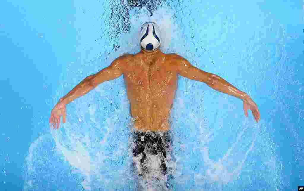 Bintang olimpiade, Michael Phelps berlomba dalam nomor renang 200-meter gaya kupu-kupu di Omaha, Nebraska.