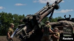 Українські солдати з французькою гаубицею CAESAR на Донеччині 8 червня 2022 р.