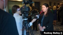 Оксана Маркарова, посолка України в США, журналістка Катерина Лісунова та оператор Олексій Осика під час церемонії вручення демократичної премії Чарльза Манатта, організованої IFES. Фото: Родні Бейлі