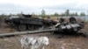 Një tank i shkatërruar rus në fshatin Dmytrivka, pranë Kievit (2 prill 2022)