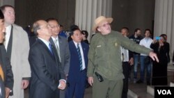 သမ္မတဦးသိန်းစိန် ဝါရှင်တန်ဒီစီ သမ္မတကြီးလင်ကွန်း အမှတ်တရ အဆောက်အအုံကို သွားရောက်လေ့လာနေစဉ်။ 