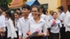 សិស្ស​វិទ្យាល័យ​ចាក​ចេញ​ពី​មណ្ឌល​ប្រលង​វិទ្យាល័យ​សន្ធរ​ម៉ុក​ កាល​ពី​ថ្ងៃ​ទី​២៤​ ខែ​សីហា​ ឆ្នាំ​២០១៥។​ នេះ​ជា​ឆ្នាំ​ទី​២​ហើយ​ ដែល​ការប្រលង​មធ្យម​សិក្សា​ទុតិយ​ភូមិ ​​ដែល​ក្រសួង​អប់រំ​បាន​រឹតបន្តឹង​លើ​ការប្រលង។ (ប៉ាង​ ចំណាន/VOA)