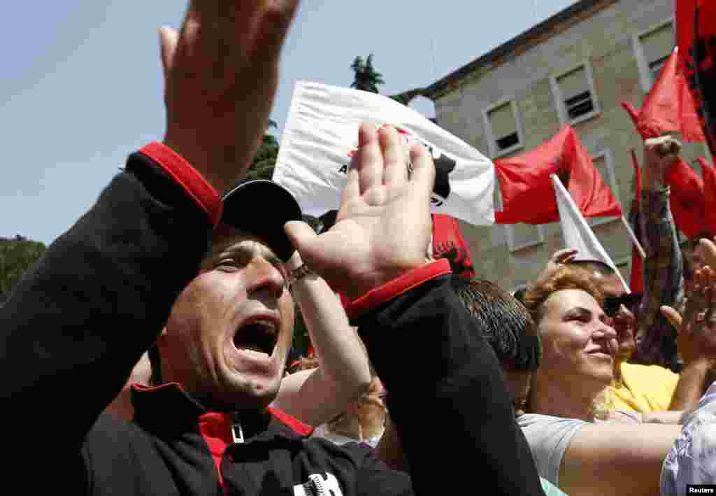 Albaniyanın Tirana şəhərində &quot;Qırmızı və Qara Alyans&quot; Partiyasının n&uuml;mayəndələri baş nazirin idarəsi qarşısında etiraz aksiyası ke&ccedil;irir. 1 may, 2013.