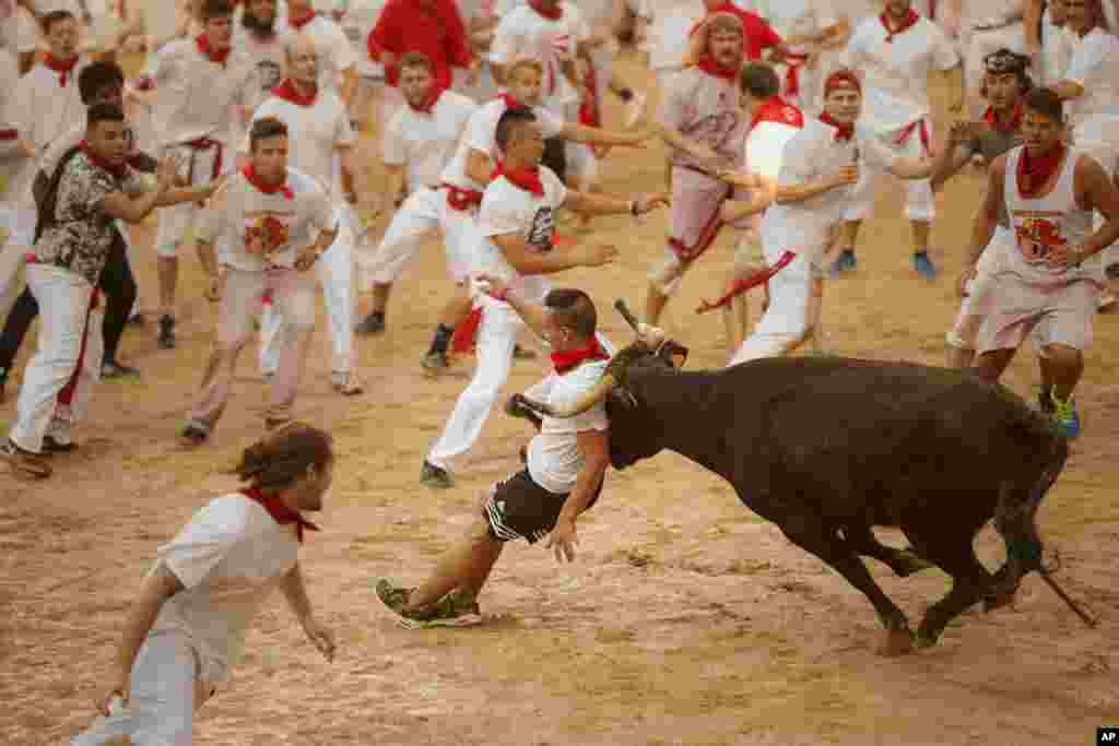Seorang peserta festival ditanduk banteng pada festival lari dikejar banteng &quot;San Fermin&quot; di Pamplona, Spanyol.
