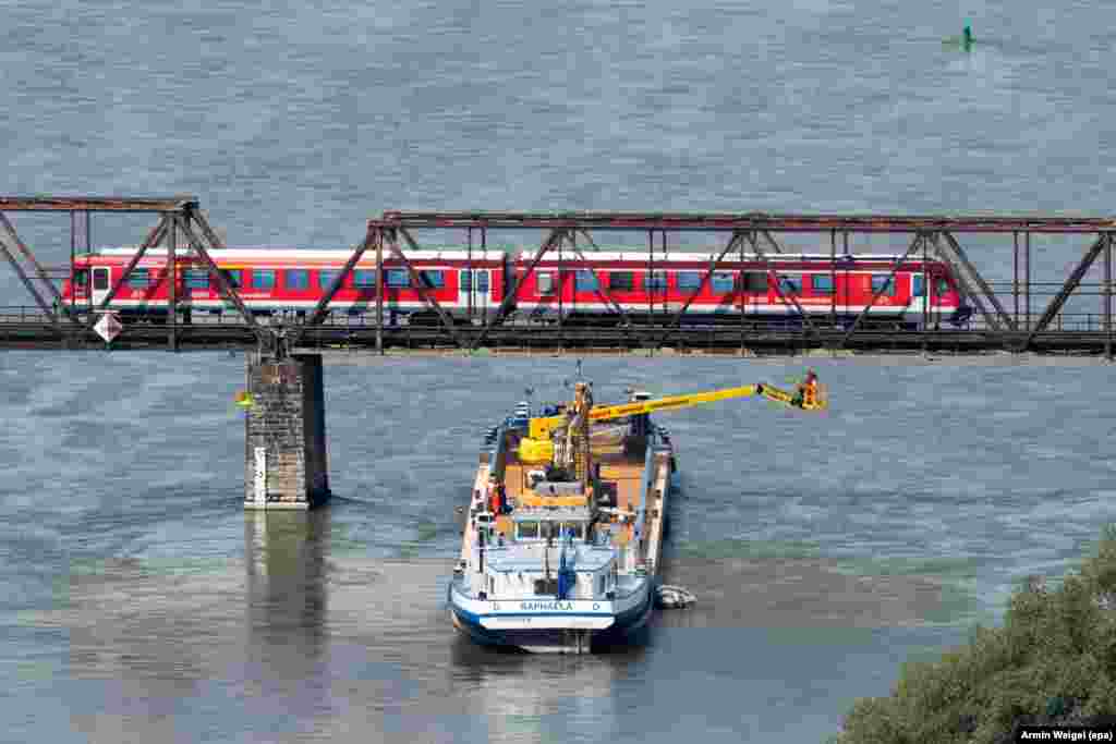 Para insinyur Jerman memeriksa konstruksi rel dan jembatan yang dilalui kereta 'Deutsche Bahn' dari atas perahu di sungai Donau dekat Bogen, Jerman.