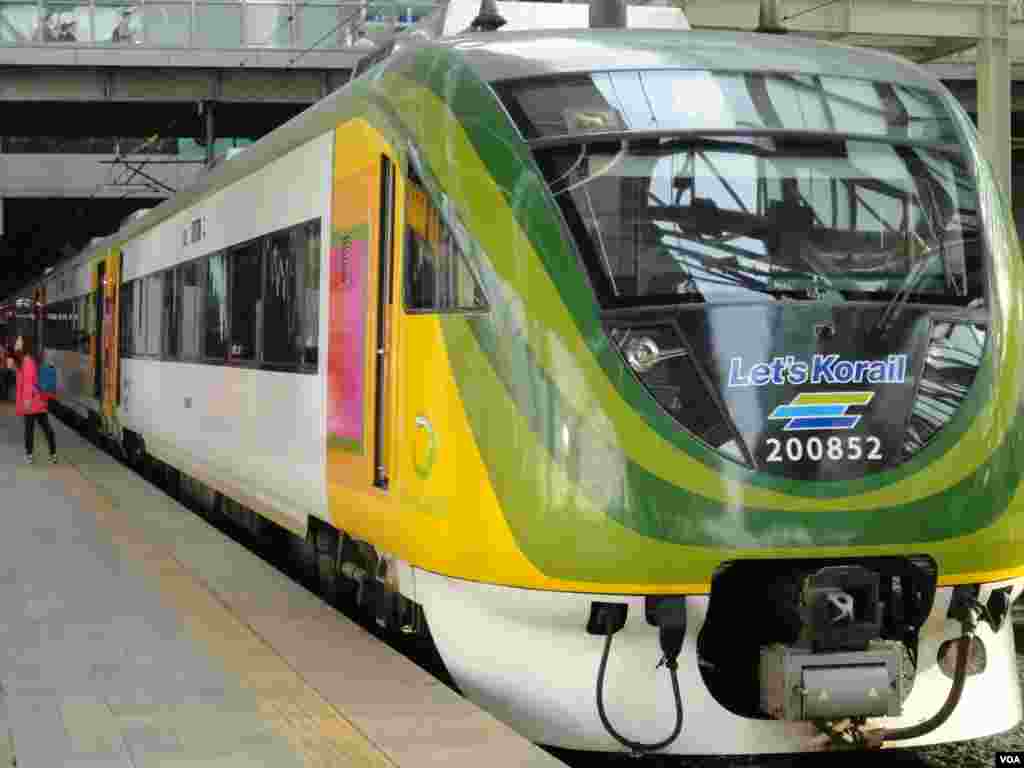 The O-train at Seoul Station, South Korea, May 9, 2013. (R. Kalden/VOA) 