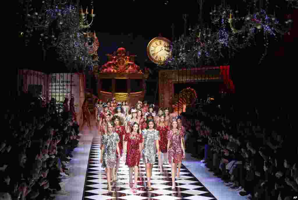 Models wear creations part of the Dolce &amp; Gabbana women&#39;s Fall-Winter 2016-2017 collection, during Milan fashion week in Italy.