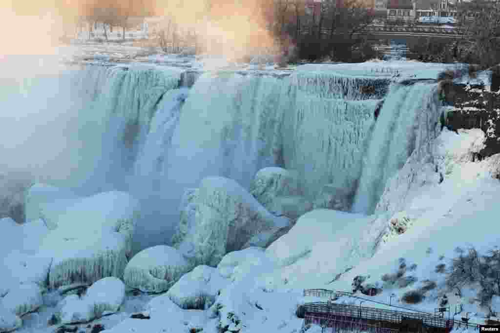 ទឹកកកនិងទឹកធ្លាក់នៅជ្រោះ Niagara Falls បុរីញូវយ៉កដែលអាចមើលឃើញពីខាងប្រទេសកាណាដាកាលពីថ្ងៃទី១២ កុម្ភៈ ២០១៨។