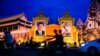 រូបឯកសារ៖ ការតុបតែង​លំអ​រ​អម​ស្វាគមន៍​​​លោក​​ប្រធានា​ធិបតី​ចិន​ Xi Jinping (ឆ្វេង)​​និង​រូប​ថត​ព្រះ​មហាក្សត្រ​ខ្មែរ​ព្រះ​​បរមនាថ​នរោត្តម​សីហមុនី ​ក្នុង​​ទស្សន​កិច្ច​ផ្លូវ​រដ្ឋ​នៅ​កម្ពុជារបស់​លោកប្រធានាធិបតី​ចិន​មក​កម្ពុជា​នៅ​ថ្ងៃ​ព្រហស្បតិ៍ ទី១៣ ខែ​តុលា​ ឆ្នាំ​២០១៦ នា​រាជធានី​ភ្នំពេញ​។​( ឡេង ឡែន/VOA)