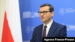 Kryeministri polak Mateusz Morawiecki flet në një konferencë për shtyp në Vilnius, të Lituanisë (21 nëntor 2021)