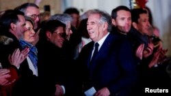 Perdana Menteri Prancis yang baru dilantik, Francois Bayrou, saat serah terima jabatan di Hotel Matignon di Paris, Prancis, 13 Desember 2024. (Foto: REUTERS/Gonzalo Fuentes)