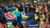 Hundreds of people gathered in front of the White House to demonstrate in favor the immigrant community, April 13, 2017. (A. Barros/VOA)
