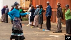 FILE: Ugqoke imask lama gloves esenzela ukuzivikela kumkhuhlane weCOVID-19.