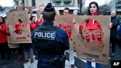 Članovi Reportera bez granica drže portrete zatvorenih turskih novinara tokom demonstracija ispred turske ambasade, u Parizu, Francuska, 5. januara 2018.