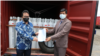 Perwakilan Indonesia menyerahkan bantuan oksigen ke India di pelabuhan Nhava Sheva, Selasa, 8 Juni 2021. (Foto: Kemlu RI)