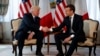 Le président Donald Trump, à gauche, et son homologue français Emmanuel Macron échangent une poignée de mains lors d'une réunion à Bruxelles, 25 mai 2017.