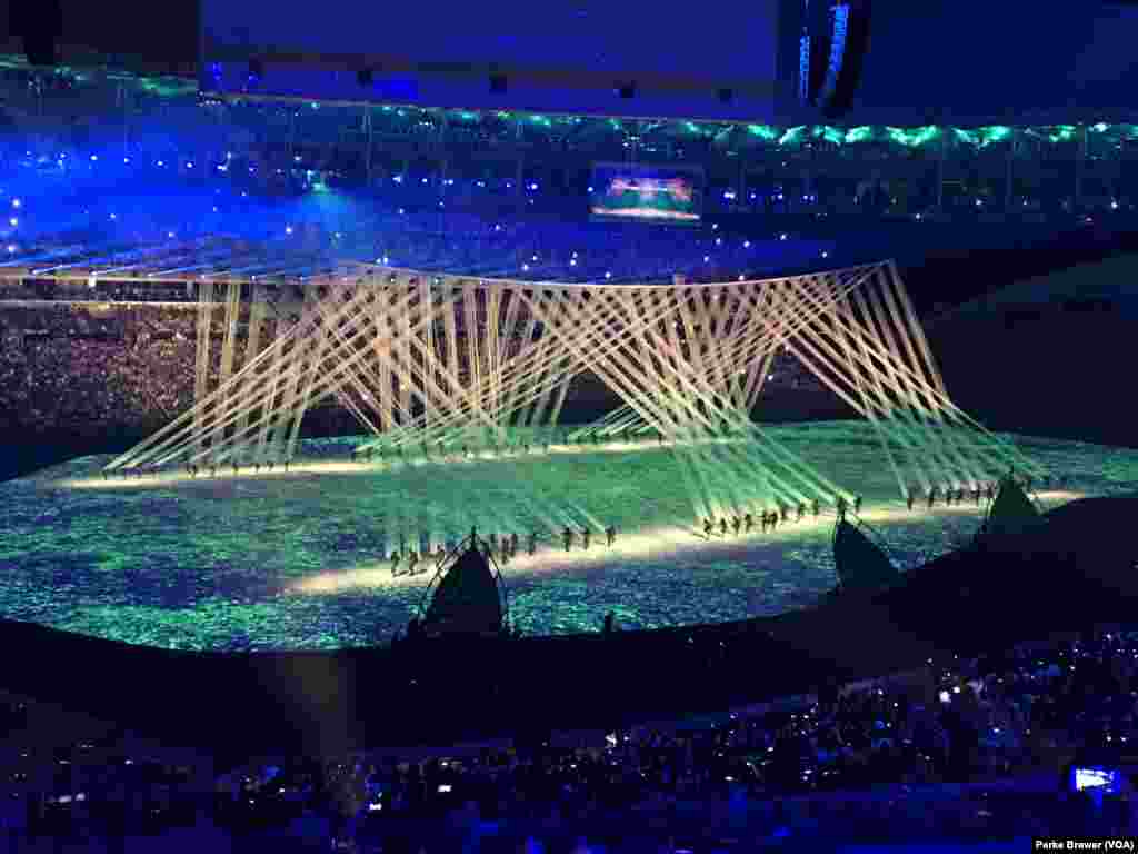 Cahaya membanjiri panggung upacara pembukaan Olimpiade Musim Panas 2016 di Stadion Maracana, Rio de Janeiro, Brazil (5/8).