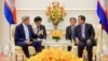 លោក John Kerry រដ្ឋមន្ត្រី​​​ការ​បរទេស​សហរដ្ឋ​អាមេរិក ពិភាក្សា​ជាមួយ​លោក​នាយករដ្ឋមន្ត្រី ហ៊ុន សែន នៅ​វិមាន​សន្តិភាព​នៅ​រាជធានី​ភ្នំពេញ​កាល​ពី​ថ្ងៃ​ទី​២៦ ខែ​មករា ឆ្នាំ​២០១៦។